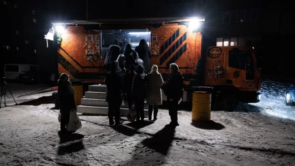 In Kiew stehen B&uuml;rger f&uuml;r warme Mahlzeiten Schlange, da es in vielen H&auml;usern weder Strom noch Fernw&auml;rme gibt. - &copy; Danylo Antoniuk/AP/dpa