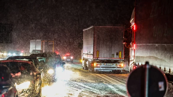 An Steigungen fuhren sich mehrere Lastwagen fest - wie hier in Vlotho. - &copy; Christoph Reichwein/dpa