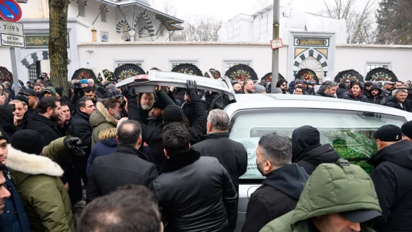 Ein Sarg wird nach dem Trauergebet vor der Beerdigung eines 62-J&auml;hrigen vor der Neuk&ouml;llner Sehitlik-Moschee in einen Leichenwagen verladen. - &copy; Bernd von Jutrczenka/dpa