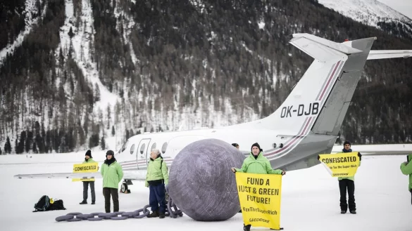 Im vergangenen Jahr hat Greenpeace in Davos gegen Privatfl&uuml;ge demonstriert. (Archivbild) - &copy; Gian Ehrenzeller/KEYSTONE/dpa