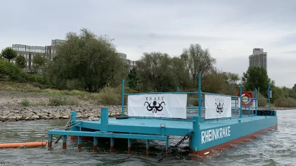 Die M&uuml;llfalle &ndash; genannt "Rheinkrake" &ndash; schwimmt an ihrer Position auf dem Rhein in K&ouml;ln. (Archivbild) - &copy; Leandra Hamann/Universit&auml;t Bonn/dpa