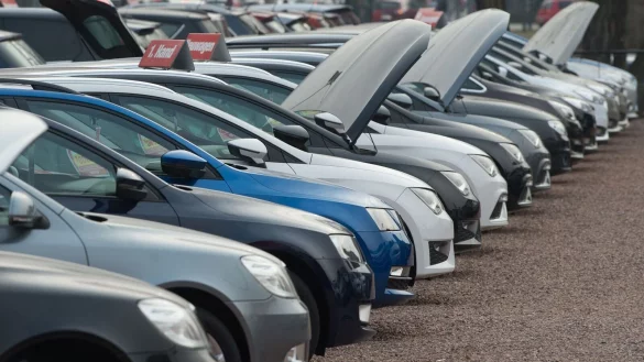 Umfrage: Die Preise f&uuml;r Neu- und Gebrauchtwagen liegen auf hohem Niveau. (Symbolbild) - &copy; Sebastian Kahnert/dpa-Zentralbild/dpa