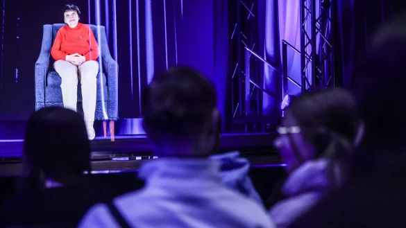 Man k&ouml;nnte glaube, Inge Auerbacher s&auml;&szlig;e tats&auml;chlich auf der B&uuml;hne. Dabei ist es nur ein dreidimensionales Lichtbild von ihr, das die Fragen der Besucher beantwortet. - &copy; Oliver Berg/dpa