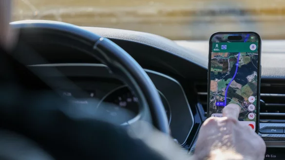 So ist es derzeit erlaubt: Das Handy steckt in der Halterung und wird nur kurz vom Fahrer beachtet. (Symbolbild) - &copy; Jan Woitas/dpa