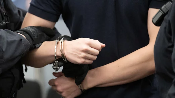 Am Oberlandesgericht Dresden m&uuml;ssen sich acht junge M&auml;nner aus der rechten Szene wegen Beteiligung an einer terroristischen Organisation verantworten. - &copy; Sebastian Kahnert/dpa