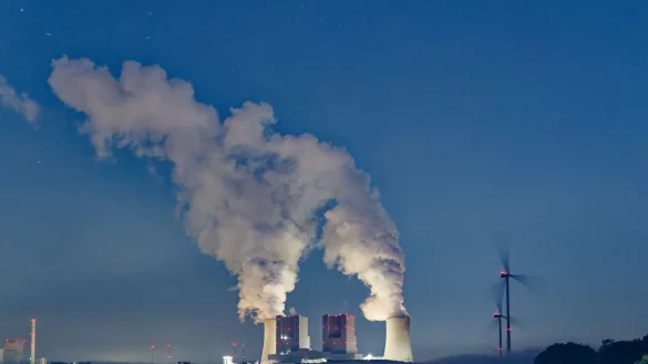 Kondensierter Wasserdampf steigt von den K&uuml;hlt&uuml;rmen des Braunkohlekraftwerkes Neurath auf. Das Kraftwerk st&ouml;&szlig;t gro&szlig;e Mengen Kohlendioxid aus. (Symbolbild) - &copy; Henning Kaiser/dpa