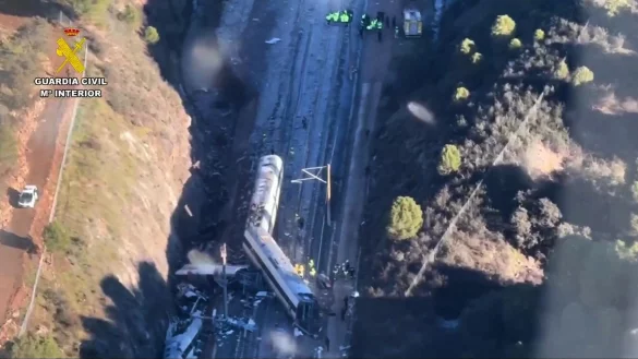 Bei einem der schwersten Zugungl&uuml;cke in der Geschichte Spaniens gab es Dutzende Tote und viele Verletzte. - &copy; -/Guardia Civil via AP/dpa