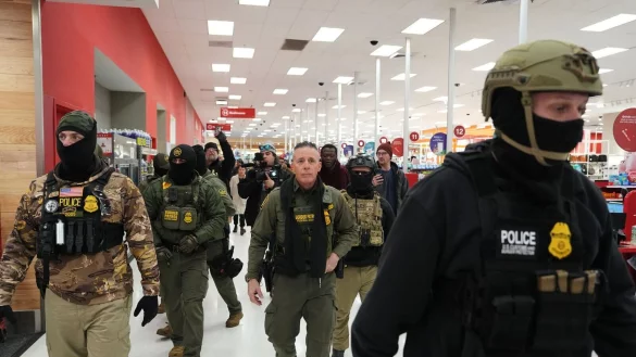 Der Einsatz der Bundesbeamten in Minnesota sei verfassungswidrig und illegal, hei&szlig;t es in der Klage. (Archivbild) - &copy; Adam Gray/AP/dpa