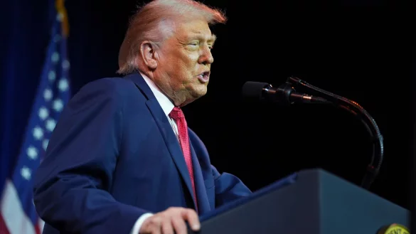 US-Pr&auml;sident Donald Trump will US-R&uuml;stungs- und Verteidigungsunternehmen erstmal keine Dividendenaussch&uuml;ttungen und Aktienr&uuml;ckk&auml;ufe erlauben. (Archivfoto) - &copy; Evan Vucci/AP/dpa