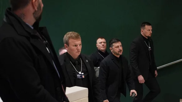 Der ukrainische Pr&auml;sident Selenskyj in Davos, wo er sagte, dass Vertreter der USA, der Ukraine und Russlands &uuml;ber Bedingungen f&uuml;r ein Ende des Ukraine-Krieges reden wollen. - &copy; Evan Vucci/AP/dpa