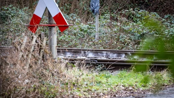 Eine G&uuml;terzuglok ist in Essen durch ein befestigtes Metallteil entgleist. Die Ermittler gehen von einer Straftat aus. - &copy; Justin Brosch/dpa