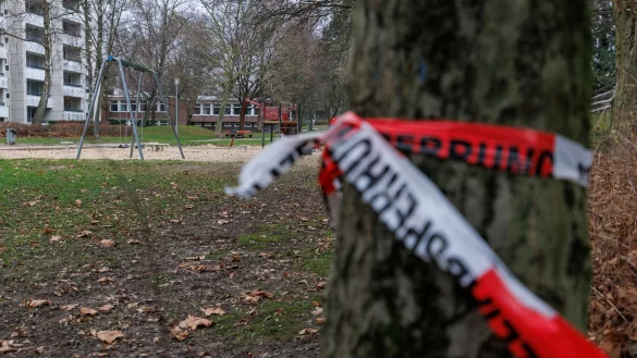 Blick auf einen Spielplatz, auf dem ein Jugendlicher in der Silvesternacht durch einen Pyrotechnik-Unfall in Bielefeld ums Leben gekommen ist. (Archivbild) - &copy; Friso Gentsch/dpa