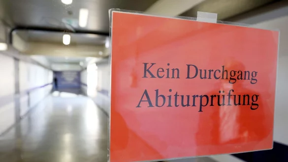 Ein Schild mit der Aufschrift "Kein Durchgang - Abiturpr&uuml;fungen" h&auml;ngt in einem Gymnasium in Nordrhein-Westfalen (Symbolfoto) - &copy; Oliver Berg/dpa