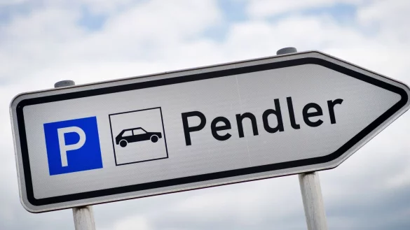 Mit der Pendlerpauschale kann man Kosten f&uuml;r die Fahrt zur Arbeit steuerlich geltend machen. (Illustration) - &copy; David-Wolfgang Ebener/dpa