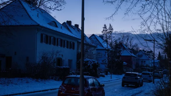 Viele Haushalte im S&uuml;dwesten Berlins sind die dritte Nacht in Folge ohne Strom. - &copy; Christophe Gateau/dpa
