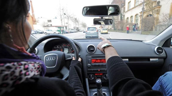 Die CSU w&uuml;rde den F&uuml;hrerschein ab 17 gerne ausweiten. Auch 16-J&auml;hrige sollen dann schon in Begleitung ein Auto fahren d&uuml;rfen. (Symbolbild) - &copy; picture alliance / dpa