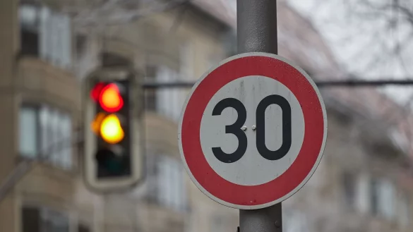 Eine neue Studie beleuchtet die Wirkung von Tempo-30-Zonen auf Stra&szlig;en. (Symbolbild) - &copy; J&ouml;rg Carstensen/dpa