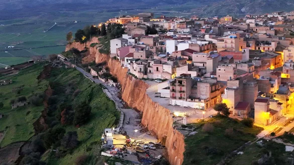 Nach schweren Unwettern droht in Niscemi ein Erdrutsch Teile eines Wohngebiets mitzurei&szlig;en. - &copy; Alberto Lo Bianco/LaPresse via ZUMA Press/dpa