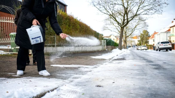 Wenn es glatt ist, hilft nur eins - streuen mit Taumitteln, entweder mit oder ohne Salz. - &copy; Sina Schuldt/dpa