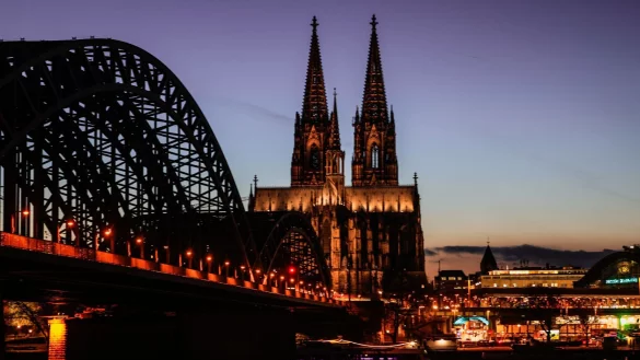 Der K&ouml;lner Dom ist eines der bekanntesten Bauwerke in Deutschland und Anziehungspunkt f&uuml;r sehr viele Menschen. (Archivbild) - &copy; Oliver Berg/dpa