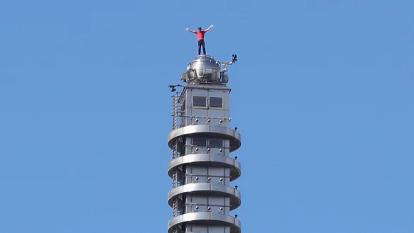 Nach dem Jubel auf der Spitze des Wolkenkratzers hat Alex Honnold ein Selfie mit seinem Smartphone geschossen. - &copy; ChiangYing-ying/AP/dpa