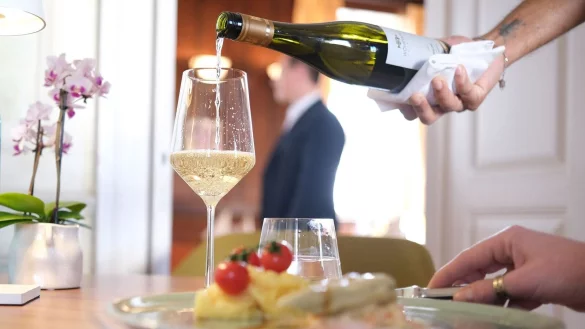 Viele Restaurants in Deutschland stehen wegen gestiegener Preise unter Druck (Archivbild) - &copy; Bernd Wei&szlig;brod/dpa