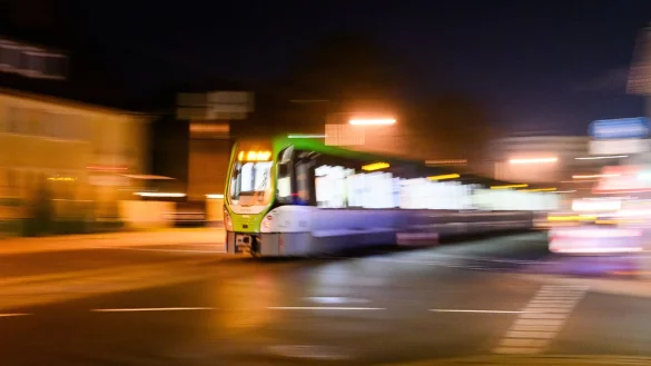 Der Preis f&uuml;rs Deutschlandticket steigt. (Archivbild) - &copy; Julian Stratenschulte/dpa