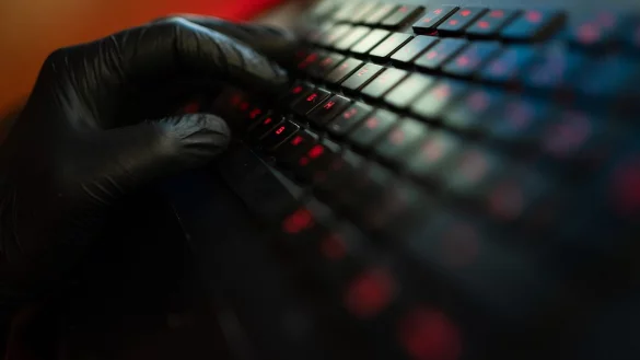 In einer konzertierten Aktion haben Strafverfolgungsbeh&ouml;rden und Microsoft einen globalen Cyberkriminalit&auml;tsdienst zerschlagen. (Symbolbild) - &copy; Nicolas Armer/dpa