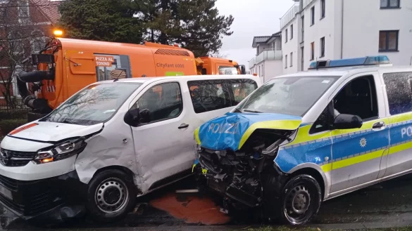 In Minden war ein Polizeiwagen in einen Unfall verwickelt. - &copy; -/ Weserpictures/dpa