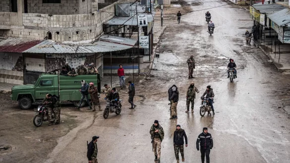 Soldaten der syrischen Armee am Samstag in der Stadt Deir Hafir. Die Armee hat dort nach eigenen Angaben die Kontrolle von kurdischen Kr&auml;ften &uuml;bernommen. - &copy; Moawia Atrash/dpa