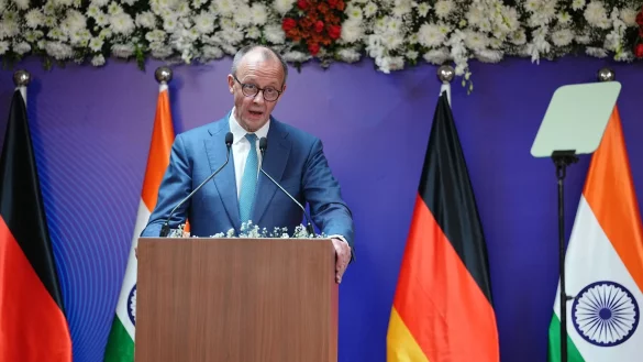 Kanzler Merz &auml;u&szlig;ert sich in Indien mit deutlichen Worten zur Lage im Iran. - &copy; Kay Nietfeld/dpa