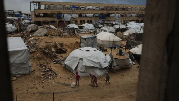 Im Gazastreifen leben viele Menschen trotz Waffenruhe weiterhin unter katastrophalen Bedingungen - nun k&uuml;ndigen die USA an, dass die Umsetzung des Gaza-Friedensplans in die n&auml;chste Phase geht. - &copy; Jehad Alshrafi/AP/dpa