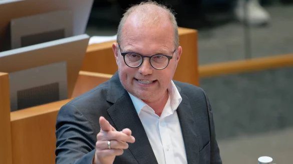 SPD-Landtagsfraktionschef Jochen Ott &uuml;berzieht die schwarz-gr&uuml;ne Landesregierung in NRW immer wieder mit scharfer Kritik. (Archivbild) - &copy; Henning Kaiser/dpa