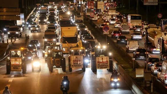 Traktoren sind auf der Pariser Ringstra&szlig;e unterwegs. - &copy; Thomas Samson/AFP/dpa