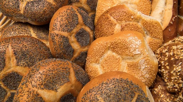 Nach dem Arbeitszeitgesetz d&uuml;rfen B&auml;ckereien bisher an Sonn- und Feiertagen bis zu drei Stunden Backwaren herstellen und liefern. (Symbolbild) - &copy; Peter Kneffel/dpa