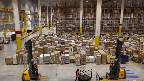 Aus solchen Logistikzentren beliefert Amazon seine Kunden. (Archivbild) - &copy; Bernd W&uuml;stneck/dpa