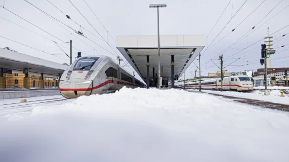 Zwei ICE stehen im verschneiten Hauptbahnhof Hannover. - &copy; Moritz Frankenberg/dpa