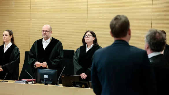 Ein Richter (vorn) trieb es vor allem w&auml;hrend seiner Arbeitszeit zu weit ? und wurde daf&uuml;r nun von einem Kollegen verurteilt. - &copy; David Ebener/dpa