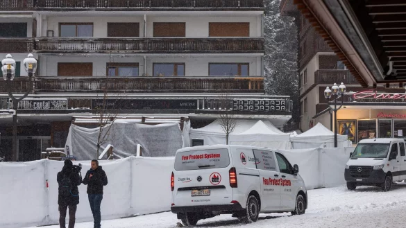 In der Bar in Crans-Montana spielte sich eine Brandkatastrophe ab. (Archivbild) - &copy; Philipp von Ditfurth/dpa