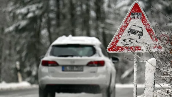 Autofahrer in NRW m&uuml;ssen am Wochenende vielerorts mit glatten Stra&szlig;en rechnen. - &copy; Federico Gambarini/dpa