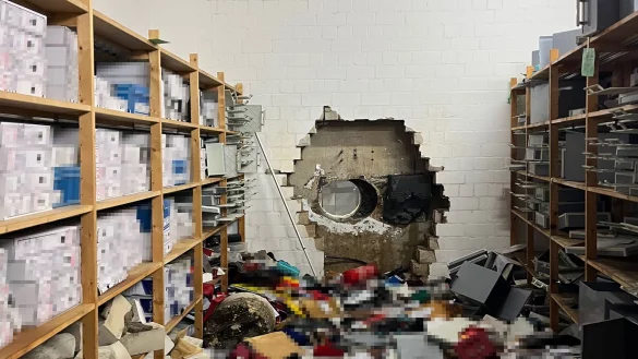 Durch ein gro&szlig;es Loch in der Wand waren die T&auml;ter in den Tresorraum gelangt. (Archivbild) - &copy; -/Polizei Gelsenkirchen/dpa