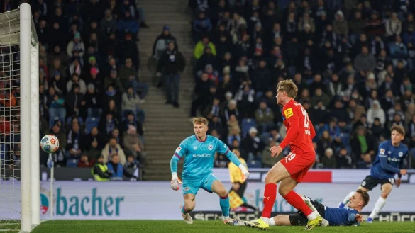 Bielefelds Leon Schneider gr&auml;tscht den Ball zum 0:1 ins eigene Tor. - &copy; Friso Gentsch/dpa