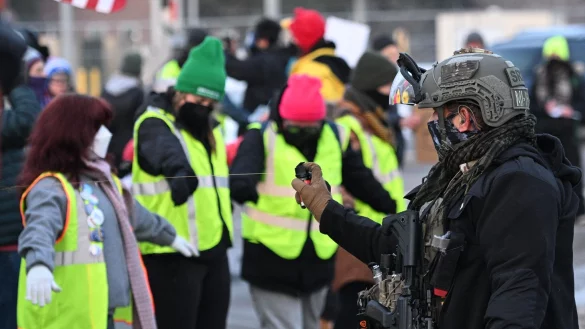 Protestierende stehen einen Tag nach dem Vorfall ICE-Beamten in Minneapolis gegen&uuml;ber. - &copy; Tom Baker/AP/dpa