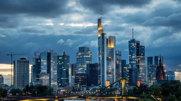 Banken halten sich wegen der Wirtschaftsflaute mit Krediten zur&uuml;ck. (Symbolbild) - &copy; Boris Roessler/dpa/dpa-tmn