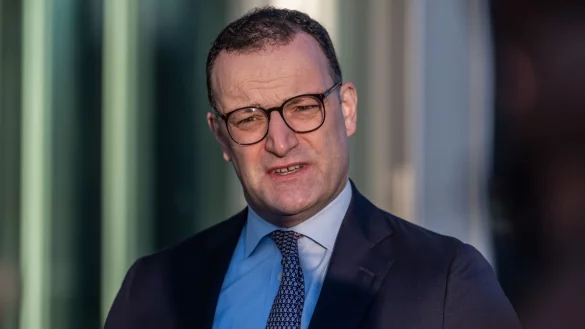 Jens Spahn weist die Kritik der Gr&uuml;nen am Kurs des Kanzlers zur&uuml;ck. - &copy; Michael Kappeler/dpa