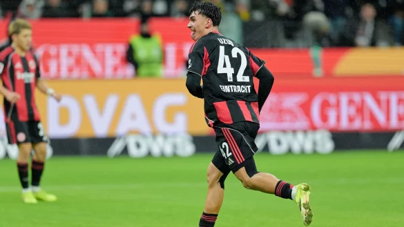 Uzun jubelt f&uuml;r Frankfurt. - &copy; Uwe Anspach/dpa