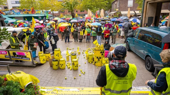 Immer wieder kommt es zu Protesten gegen die geplanten Castortransporte durch Nordrhein-Westfalen wie hier am 4. Oktober 2025 in Ahaus. (Archivbild) - &copy; Guido Kirchner/dpa