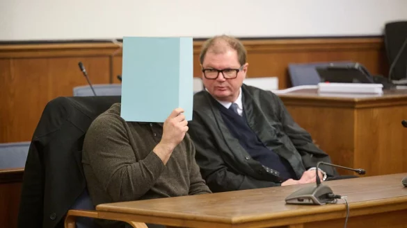 Die beiden Insassen des Fahrzeugs blieben unverletzt. - &copy; Bernd Thissen/dpa