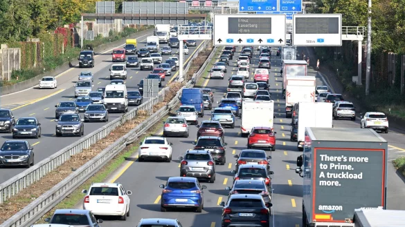 Stau in NRW: Auch 2025 verbrachten Autofahrer viele Stunden in Warteschlangen. (Archivbild) - &copy; Roberto Pfeil/dpa