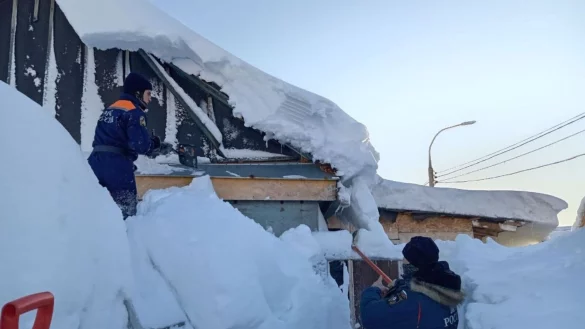 Einsatzkr&auml;fte k&auml;mpfen auf der fern&ouml;stlichen Halbinsel Kamtschatka gegen die Schneemassen. - &copy; -/Government of Kamchatka Territory via XinHua/dpa